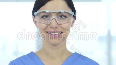 带上微笑的科学家，戴防护眼镜的医生